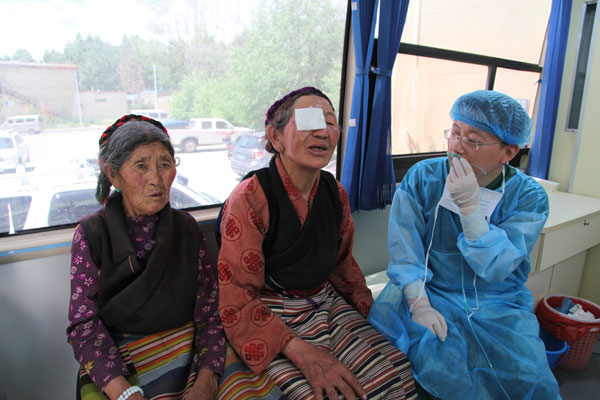 西藏白内障手术车（术后吸氧保持体力）.jpg