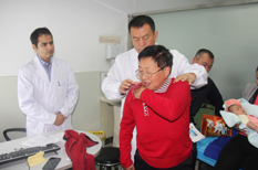 王增涛主任在门诊为患者诊治