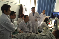 王增涛主任亲自带领患者做B超了解病情