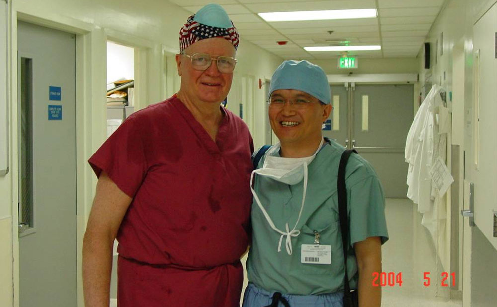 学科带头人丁克家教授在美国南加州大学接受泌尿外科将才工程培训时与国际著名泌尿外科专家Scinner教授合影