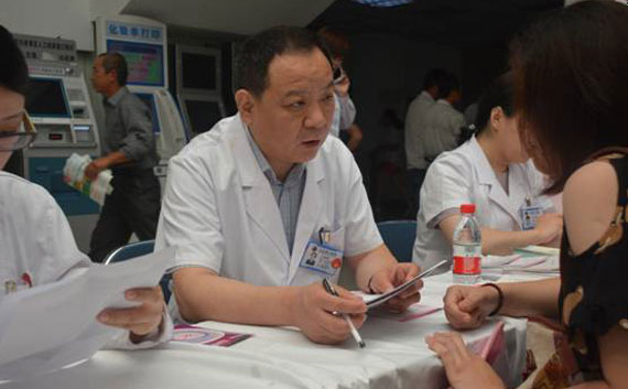 产科义诊取得圆满成功——妇产科党支部“两学一做”主题党日活动