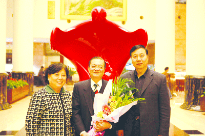 图为我院党委副书记、纪委书记邵延彪（右一）与工会副主席张志红（左一）迎接赴京归来的邵建华（中）教授。