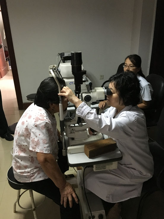 李琳主任医师在给病人做裂隙灯检查.jpg