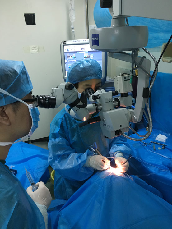 马鲁新主任医师在“复明四号”进行白内障超声乳化手术.jpg
