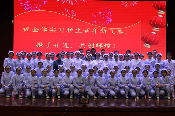 图二:全体师生合影.jpg 图二:全体师生合影.jpg