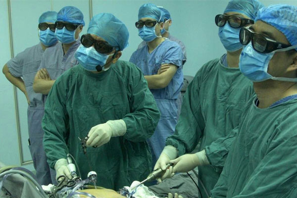 李国新教授演示全腹腔镜下腹腔镜远端胃癌根治术.jpg 李国新教授演示全腹腔镜下腹腔镜远端胃癌根治术.jpg