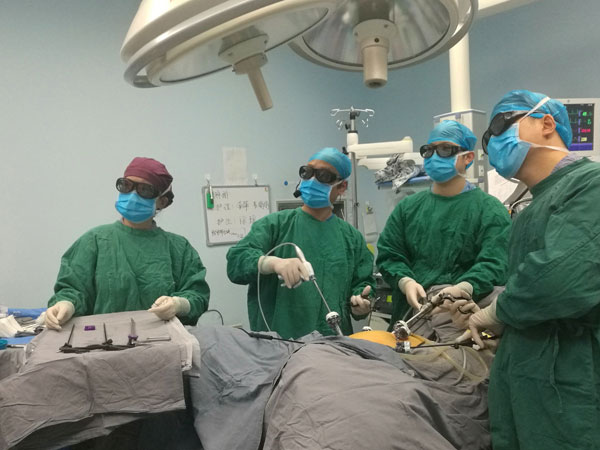 靖昌庆主任医师演示免腹部切口经自然腔道移除标本的腹腔镜直肠癌根治术.jpg 靖昌庆主任医师演示免腹部切口经自然腔道移除标本的腹腔镜直肠癌根治术.jpg