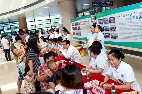 义诊现场.jpg 义诊现场.jpg