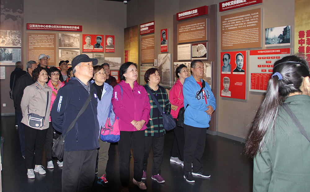 离退休干部党总支组织主题党日活动  现场聆听