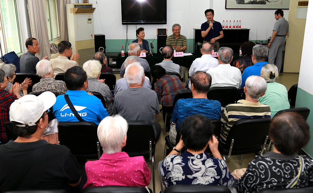 医院党委副书记卢宝彦同志主持离退休干部党总支党课学习教育活动会