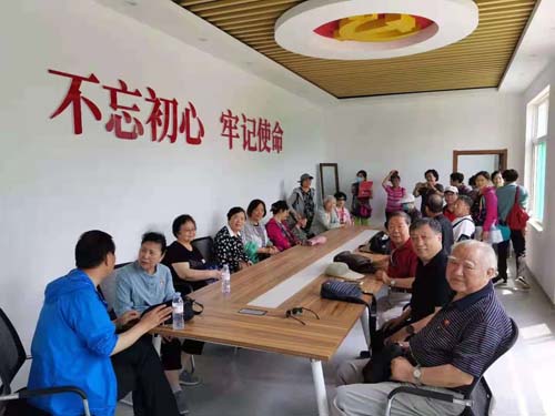 5老党员座谈讨论微信图片_20210603113444.jpg