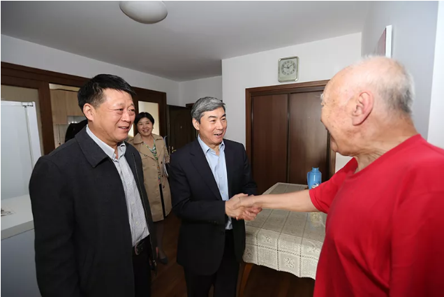 2018年10月13日，医院党委书记赵升田、医院院长赵家军共同看望医院老领导代表张进禄同志