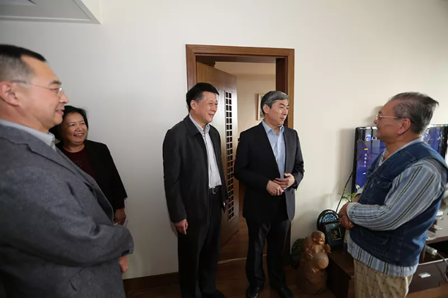 2018年10月13日，医院党委书记赵升田、医院院长赵家军共同看望医院老专家代表邵建华等同志