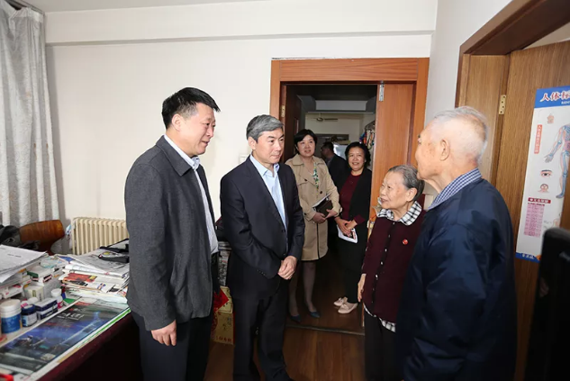 2018年10月13日，医院党委书记赵升田、医院院长赵家军共同看望医院老专家代表陶仲为、徐澄同志