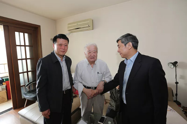 2018年10月13日，医院党委书记赵升田、医院院长赵家军共同看望医院老专家代表许纯孝同志