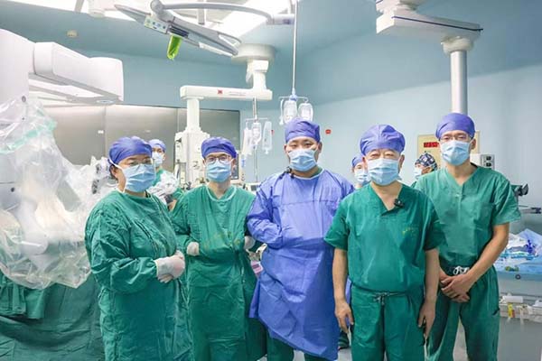 我院泌尿外科完成5G远程机器人辅助经腹膜外入路保留Retzius间隙结构的根治性前列腺切除术