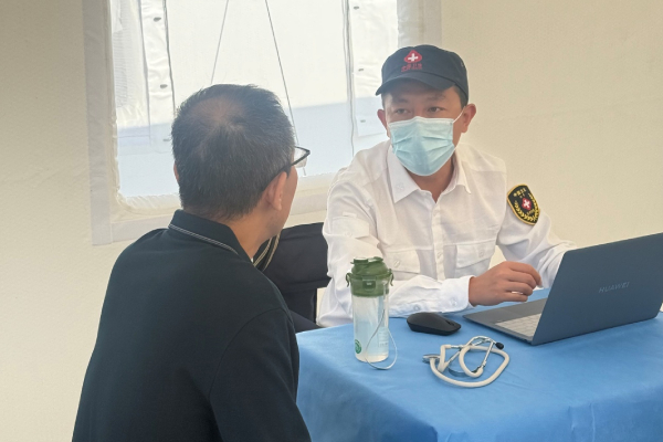 2025年9月，科室副主任冯宝宝博士在潍坊野外训练期间为当地群众义诊。