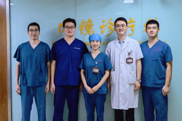 与进修医师合影