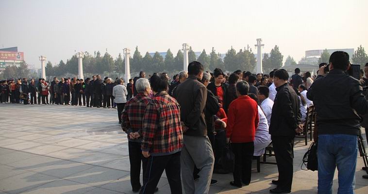 前来就诊的群众排起了长队