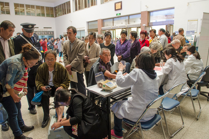 正在进行骨质疏松义诊.jpg 正在进行骨质疏松义诊.jpg