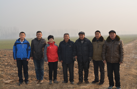 3位第一书记与专家在地头察看整理的地块是否符合要求.png