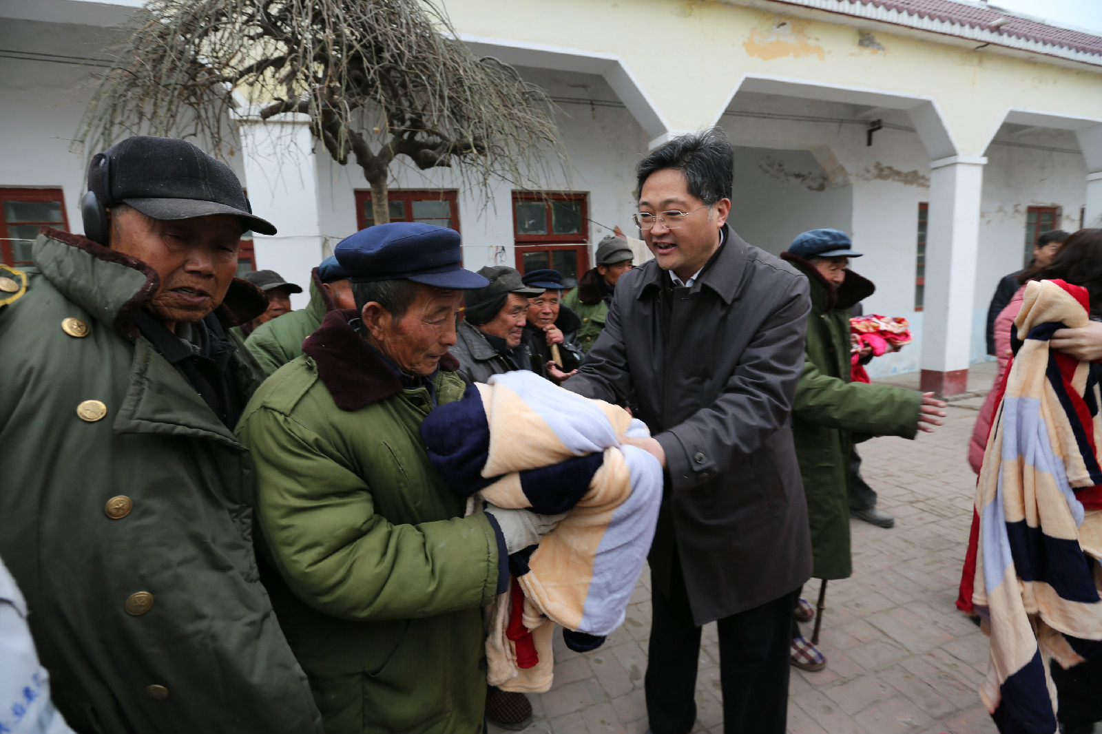 (2.1)春节前走访慰问第一书记帮包村.JPG (2.1)春节前走访慰问第一书记帮包村.JPG