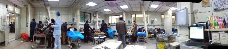 加床超负荷运转的抢救室.jpg 加床超负荷运转的抢救室.jpg