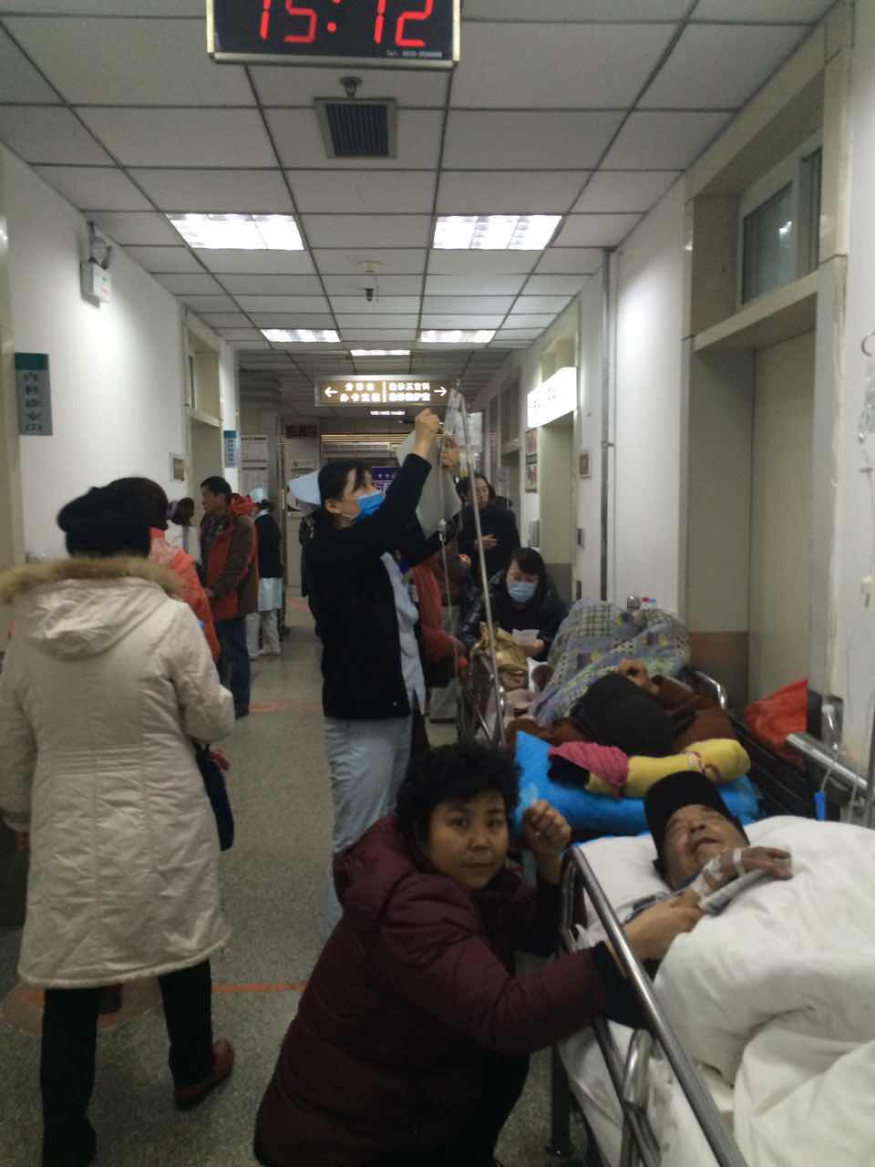 满是患者的急诊走廊.jpg 满是患者的急诊走廊.jpg